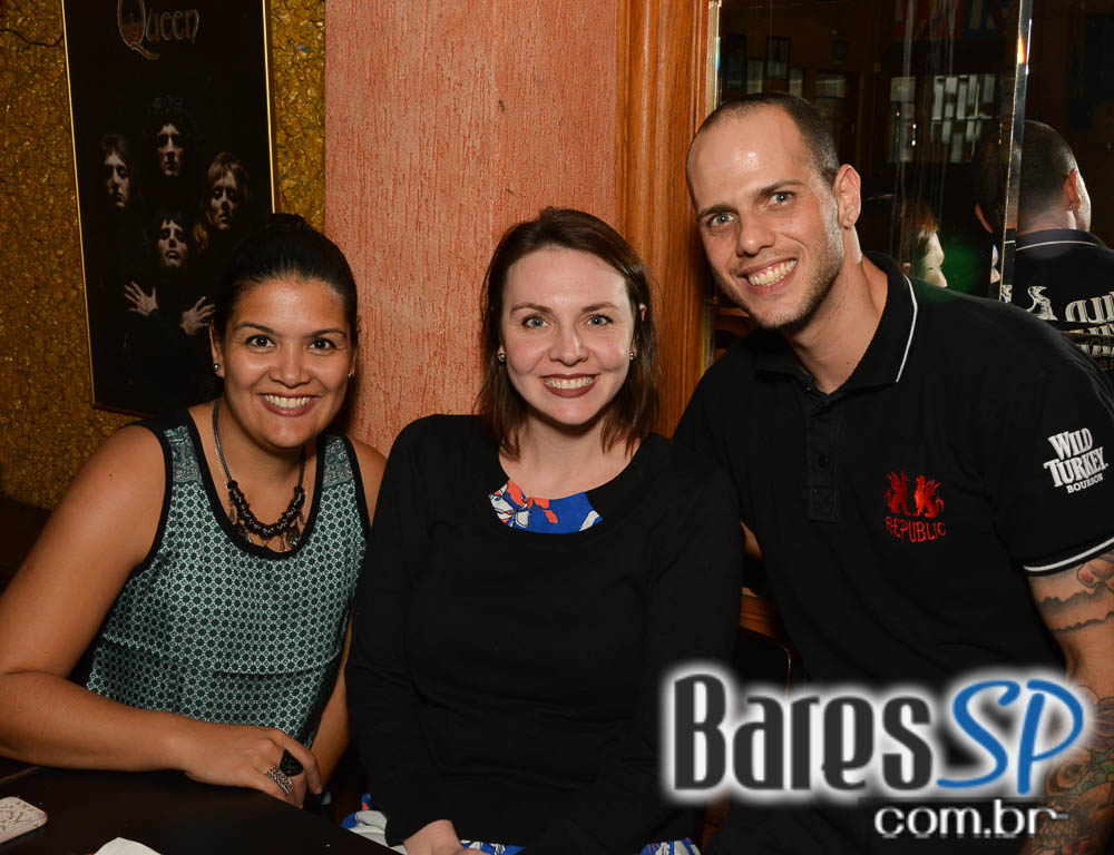 Banda Burnz e DJ Cadu agitaram a noite com pop rock no Republic Pub Banda Burnz e DJ Cadu agitaram a noite com pop rock no Republic Pub