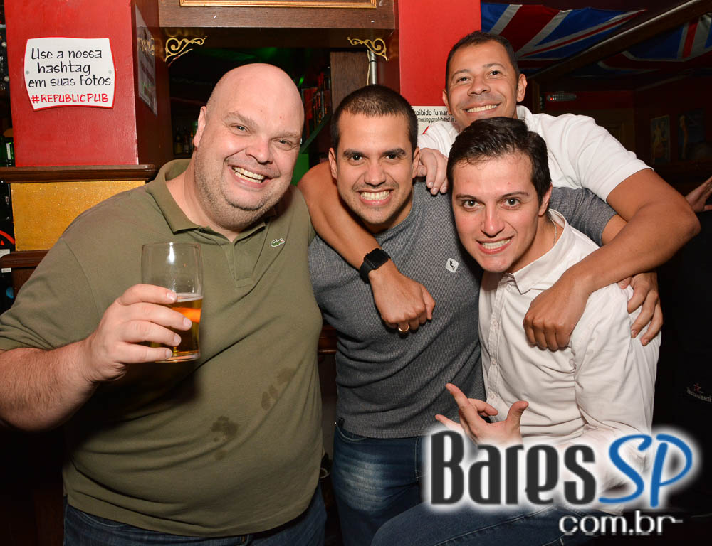 Banda Burnz e DJ Cadu agitaram a noite com pop rock no Republic Pub Banda Burnz e DJ Cadu agitaram a noite com pop rock no Republic Pub