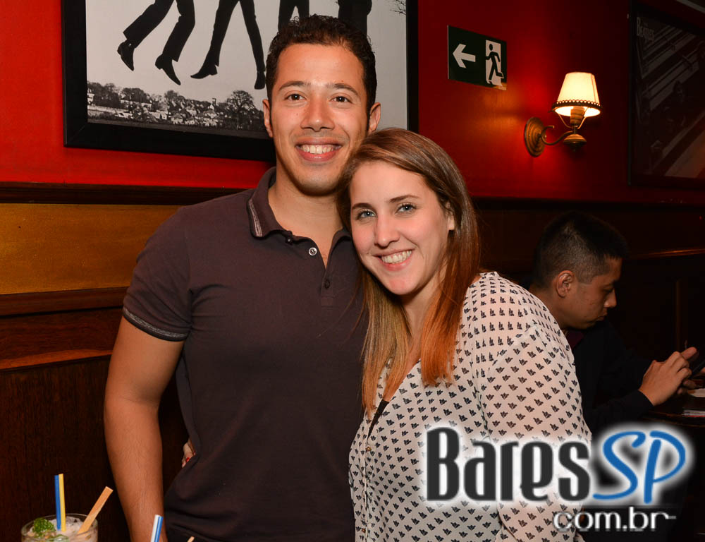 Banda Burnz e DJ Cadu agitaram a noite com pop rock no Republic Pub Banda Burnz e DJ Cadu agitaram a noite com pop rock no Republic Pub