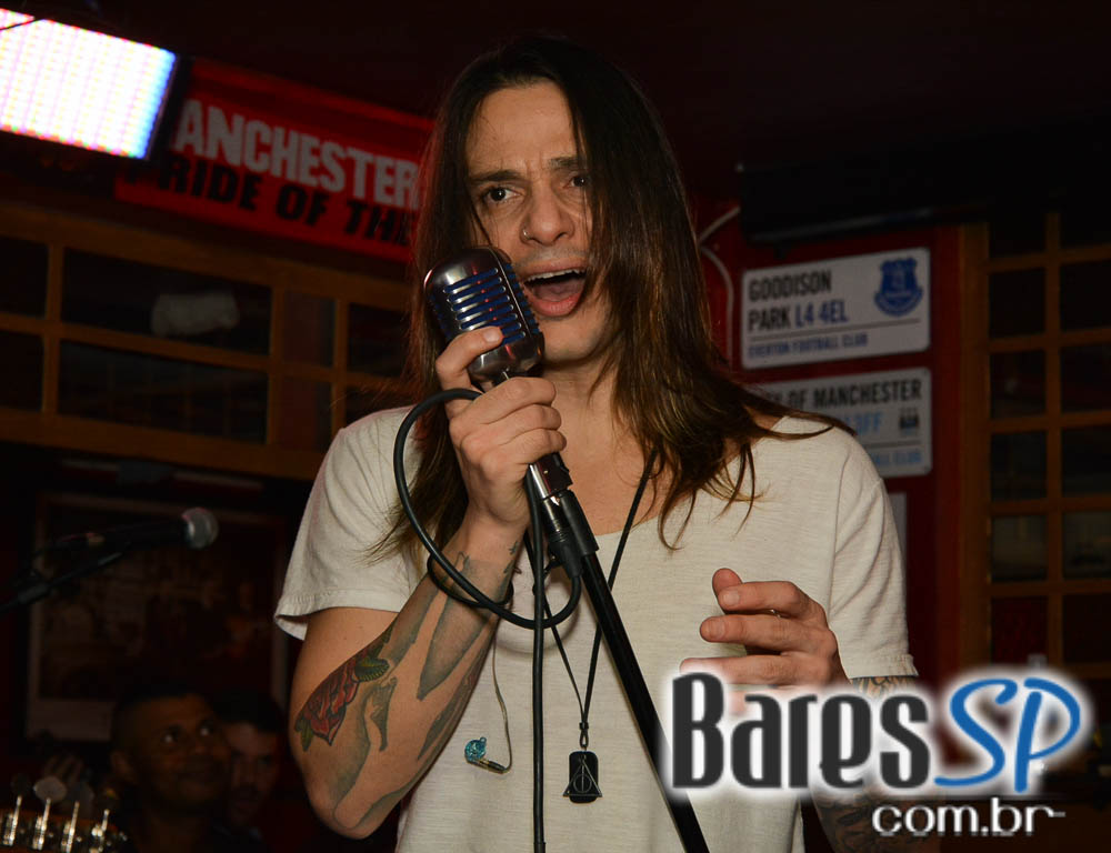 Banda Burnz e DJ Cadu agitaram a noite com pop rock no Republic Pub Banda Burnz e DJ Cadu agitaram a noite com pop rock no Republic Pub