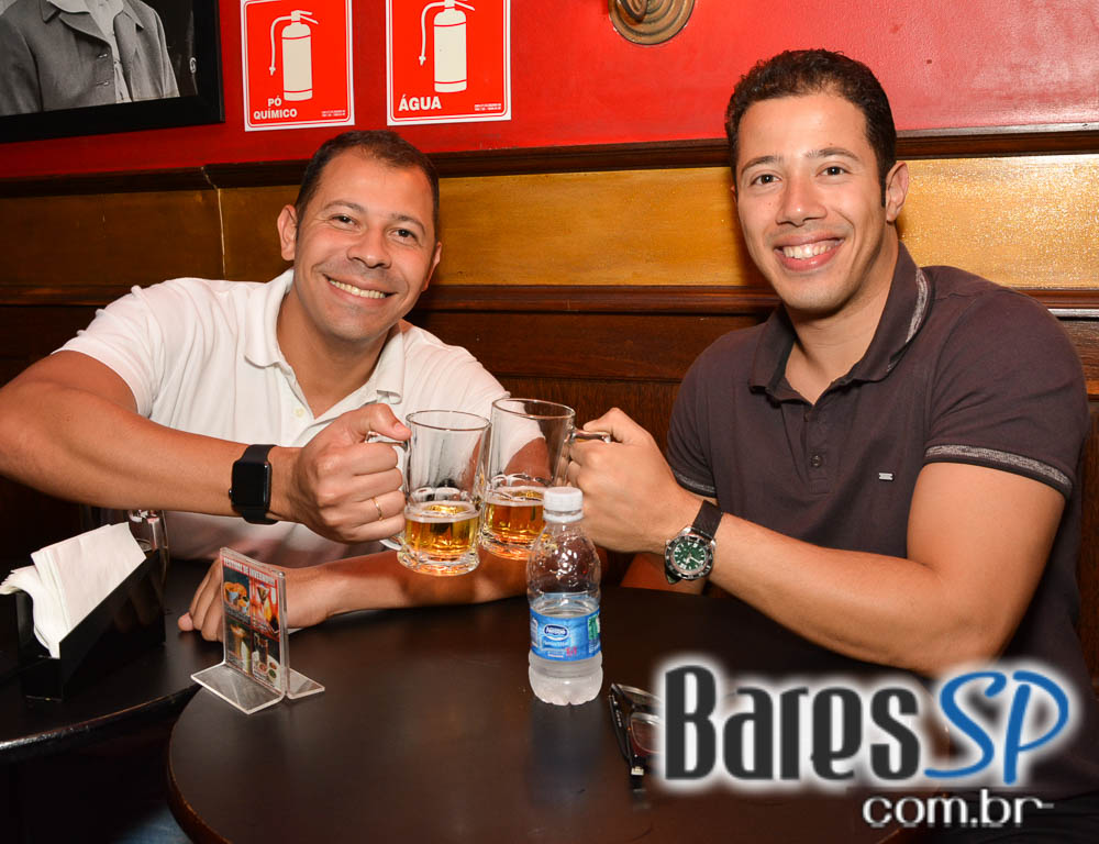 Banda Burnz e DJ Cadu agitaram a noite com pop rock no Republic Pub Banda Burnz e DJ Cadu agitaram a noite com pop rock no Republic Pub