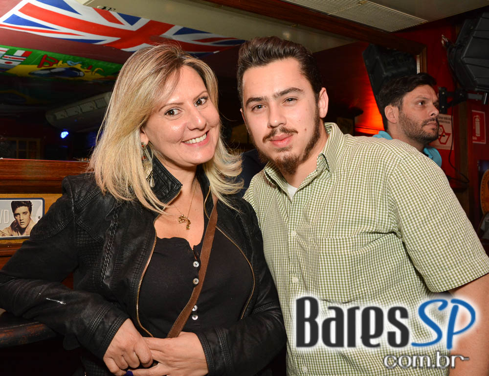 Banda Burnz e DJ Cadu agitaram a noite com pop rock no Republic Pub Banda Burnz e DJ Cadu agitaram a noite com pop rock no Republic Pub