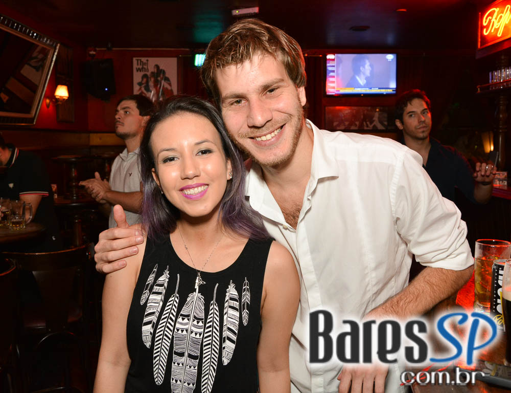 Banda Burnz e DJ Cadu agitaram a noite com pop rock no Republic Pub Banda Burnz e DJ Cadu agitaram a noite com pop rock no Republic Pub