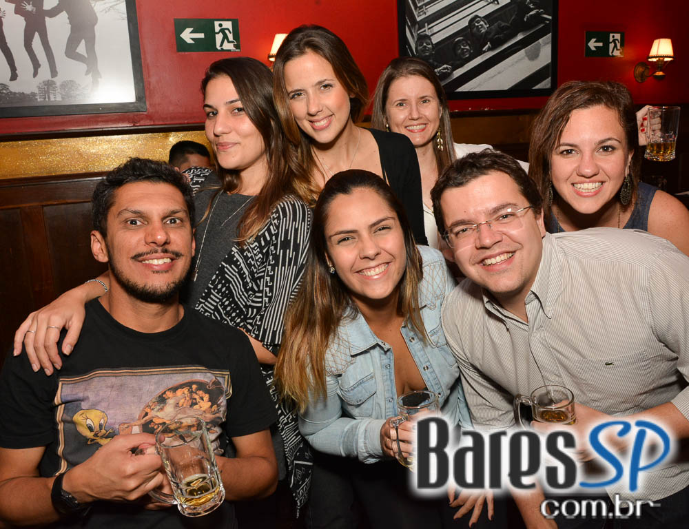 Banda Burnz e DJ Cadu agitaram a noite com pop rock no Republic Pub Banda Burnz e DJ Cadu agitaram a noite com pop rock no Republic Pub