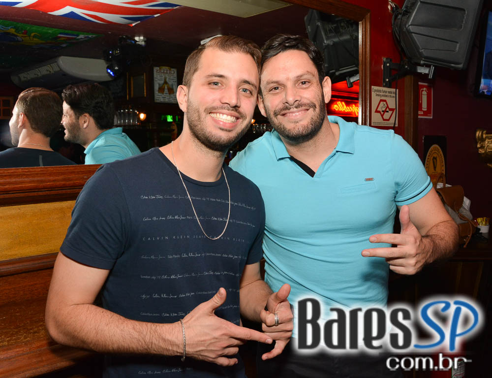 Banda Burnz e DJ Cadu agitaram a noite com pop rock no Republic Pub Banda Burnz e DJ Cadu agitaram a noite com pop rock no Republic Pub