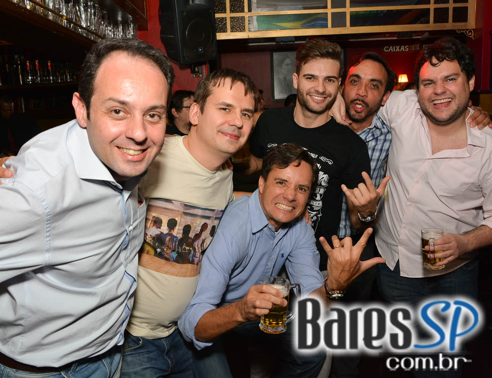 Banda Burnz e DJ Cadu agitaram a noite com pop rock no Republic Pub Banda Burnz e DJ Cadu agitaram a noite com pop rock no Republic Pub