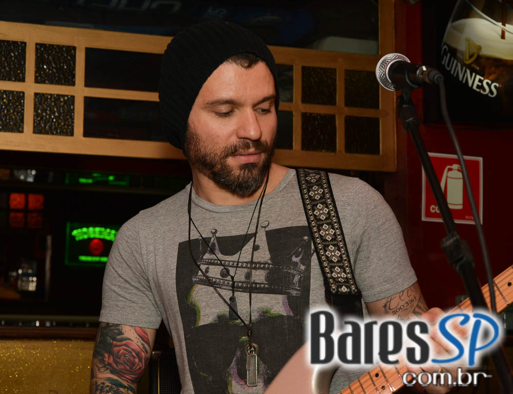 Banda Burnz e DJ Cadu agitaram a noite com pop rock no Republic Pub Banda Burnz e DJ Cadu agitaram a noite com pop rock no Republic Pub