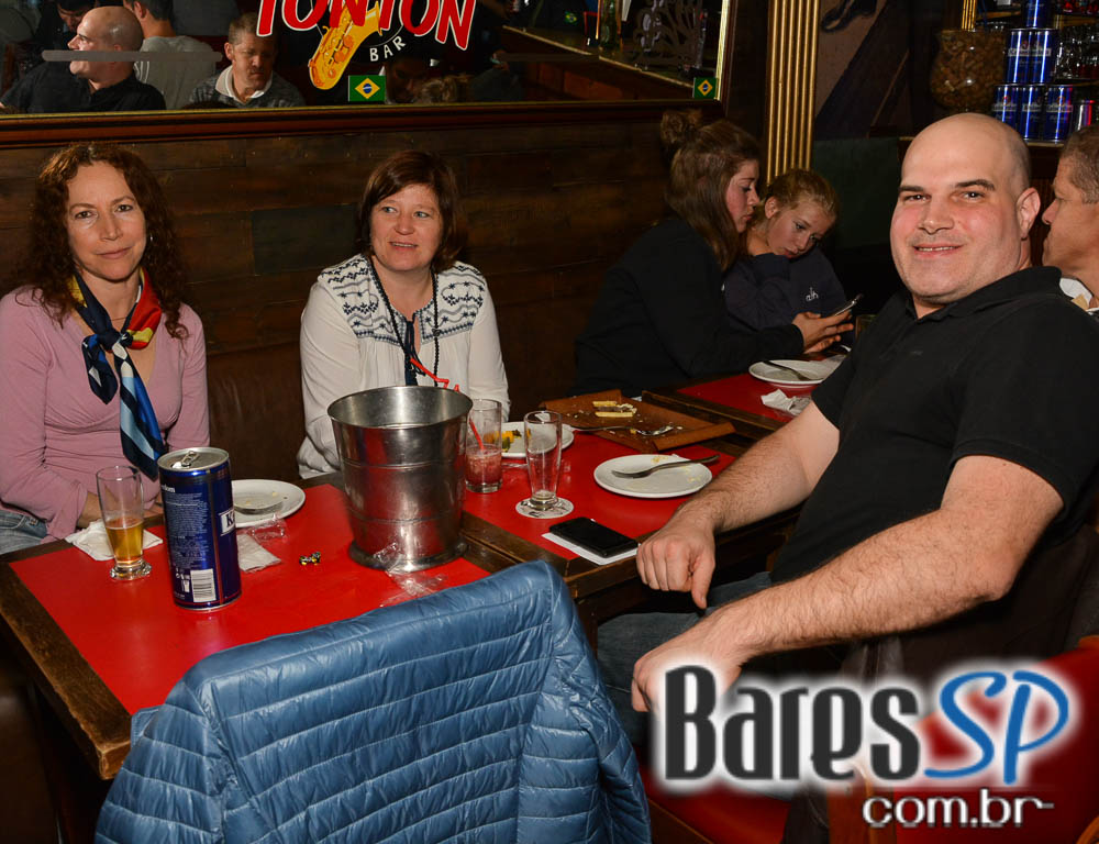 Rodrigo Haddad e Pure Country Band se apresentaram no Ton Ton Jazz & Music Bar Rodrigo Haddad e Pure Country Band se apresentaram no Ton Ton Jazz & Music Bar