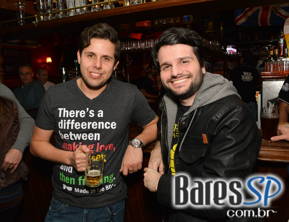 Banda Burnz e Sal Vincent agitaram a noite com pop rock no Republic Pub Banda Burnz e Sal Vincent agitaram a noite com pop rock no Republic Pub