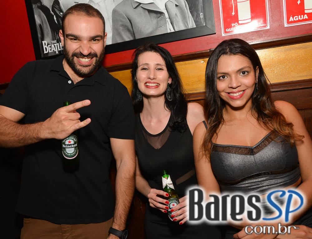 Banda Burnz e Sal Vincent agitaram a noite com pop rock no Republic Pub Banda Burnz e Sal Vincent agitaram a noite com pop rock no Republic Pub
