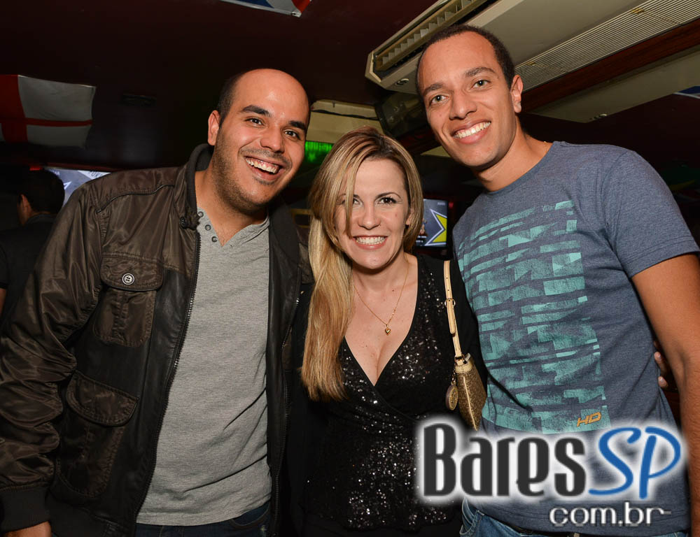 Banda Burnz e Sal Vincent agitaram a noite com pop rock no Republic Pub Banda Burnz e Sal Vincent agitaram a noite com pop rock no Republic Pub