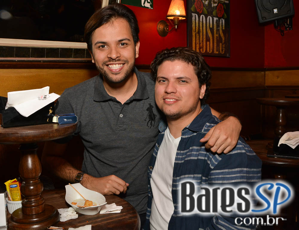 Banda Burnz e Sal Vincent agitaram a noite com pop rock no Republic Pub Banda Burnz e Sal Vincent agitaram a noite com pop rock no Republic Pub