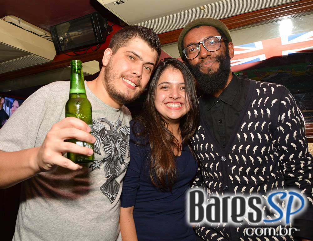 Banda Burnz e Sal Vincent agitaram a noite com pop rock no Republic Pub Banda Burnz e Sal Vincent agitaram a noite com pop rock no Republic Pub