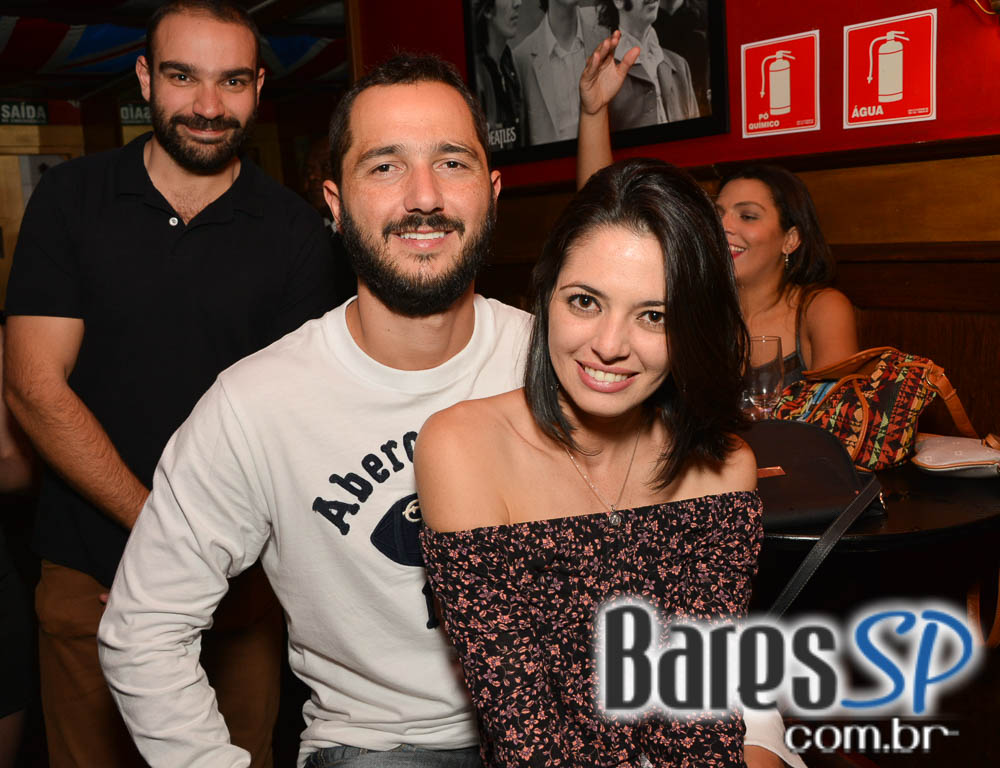 Banda Burnz e Sal Vincent agitaram a noite com pop rock no Republic Pub Banda Burnz e Sal Vincent agitaram a noite com pop rock no Republic Pub