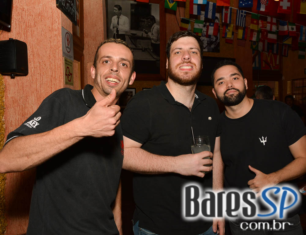 Banda Burnz e Sal Vincent agitaram a noite com pop rock no Republic Pub Banda Burnz e Sal Vincent agitaram a noite com pop rock no Republic Pub