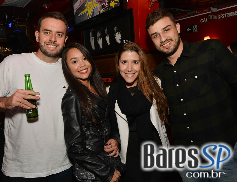 Banda Burnz e Sal Vincent agitaram a noite com pop rock no Republic Pub Banda Burnz e Sal Vincent agitaram a noite com pop rock no Republic Pub