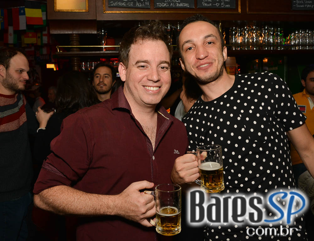 Banda Burnz e Sal Vincent agitaram a noite com pop rock no Republic Pub Banda Burnz e Sal Vincent agitaram a noite com pop rock no Republic Pub