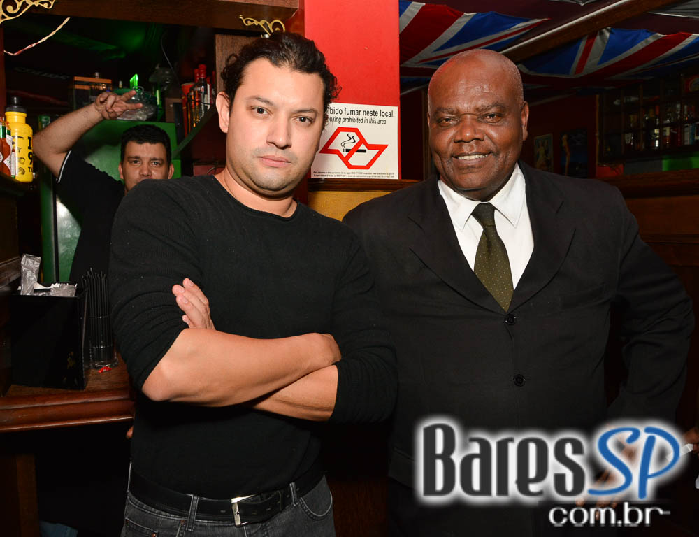 Banda Burnz e Sal Vincent agitaram a noite com pop rock no Republic Pub Banda Burnz e Sal Vincent agitaram a noite com pop rock no Republic Pub