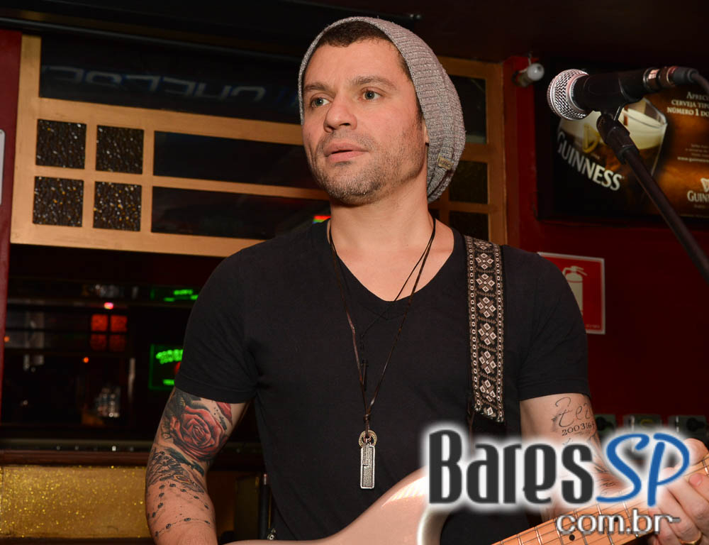 Banda Burnz e Sal Vincent agitaram a noite com pop rock no Republic Pub Banda Burnz e Sal Vincent agitaram a noite com pop rock no Republic Pub