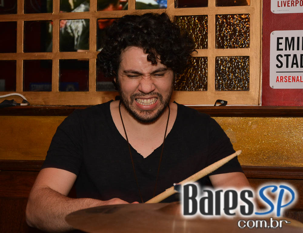 Banda Burnz e Sal Vincent agitaram a noite com pop rock no Republic Pub Banda Burnz e Sal Vincent agitaram a noite com pop rock no Republic Pub