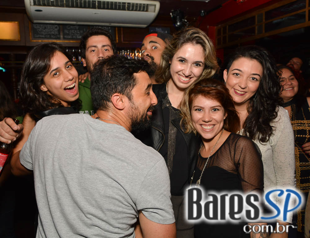 Banda Burnz e Sal Vincent agitaram a noite com pop rock no Republic Pub Banda Burnz e Sal Vincent agitaram a noite com pop rock no Republic Pub