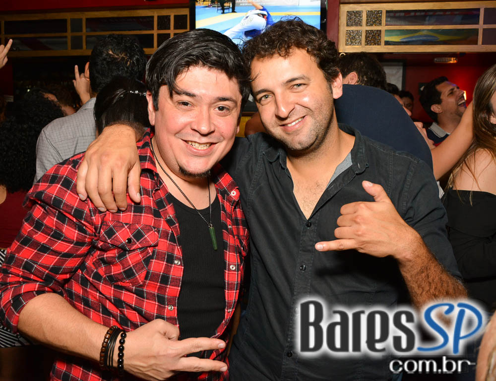 Banda Burnz e Sal Vincent comandaram a sexta-feira com pop rock no Republic Pub Banda Burnz e Sal Vincent comandaram a sexta-feira com pop rock no Republic Pub