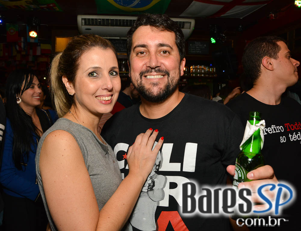 Piper e William Kim comandaram a noite com pop rock no Republic Pub Piper e William Kim comandaram a noite com pop rock no Republic Pub