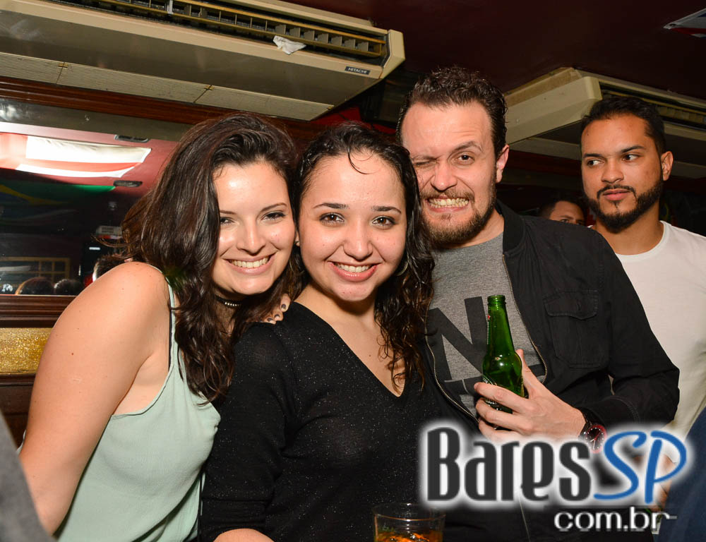 Piper e William Kim comandaram a noite com pop rock no Republic Pub Piper e William Kim comandaram a noite com pop rock no Republic Pub