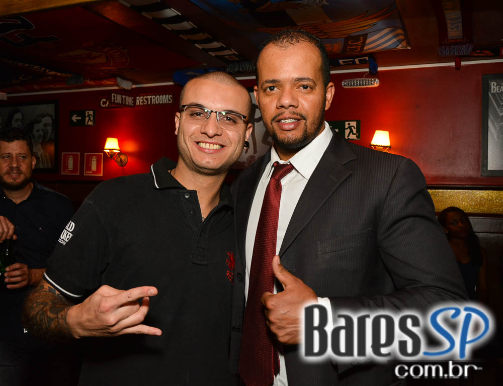 Piper e William Kim comandaram a noite com pop rock no Republic Pub Piper e William Kim comandaram a noite com pop rock no Republic Pub