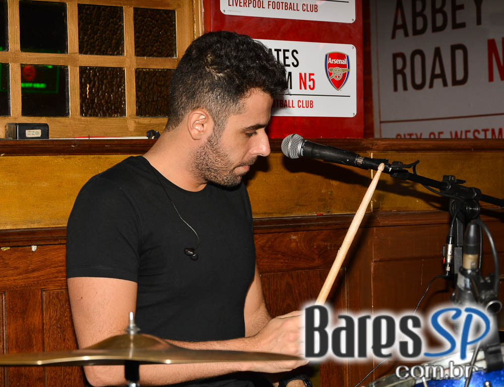 Piper e William Kim comandaram a noite com pop rock no Republic Pub Piper e William Kim comandaram a noite com pop rock no Republic Pub