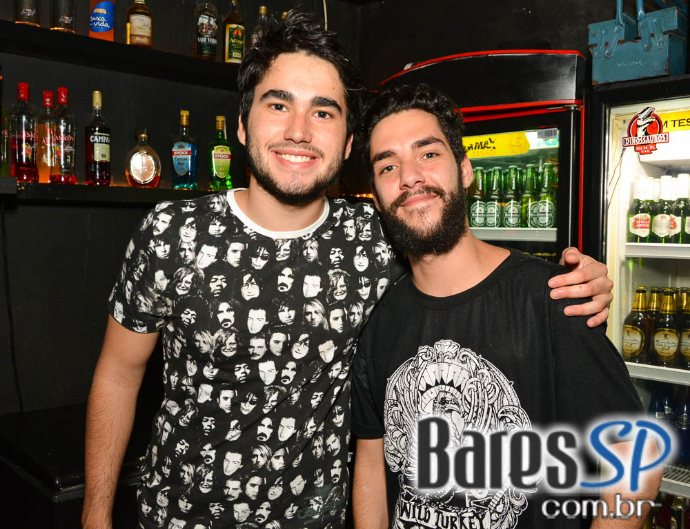 Com muita música a Banda Augusta Rock animou a galera do B Music Bar Com muita música a Banda Augusta Rock animou a galera do B Music Bar