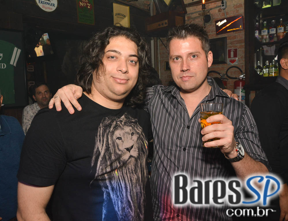 Banda Rock Stamp animou o palco do Dublin tocando muito Pop Rock Banda Rock Stamp animou o palco do Dublin tocando muito Pop Rock