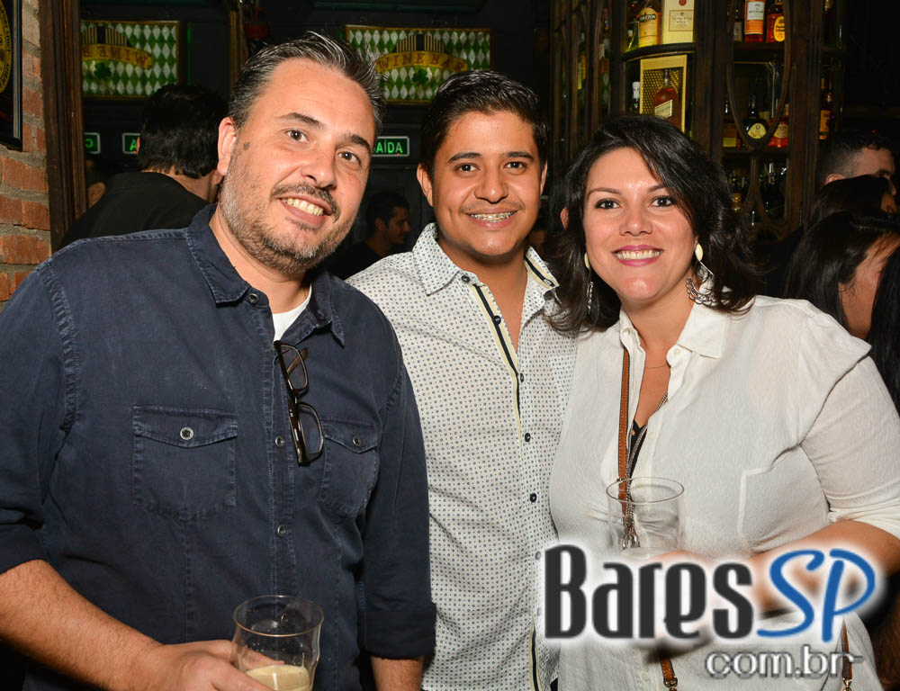 Banda Rock Stamp animou o palco do Dublin tocando muito Pop Rock Banda Rock Stamp animou o palco do Dublin tocando muito Pop Rock