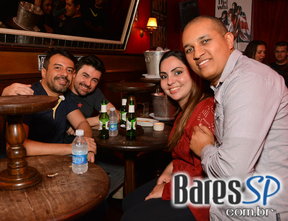 Sal Vincent e banda Piper comandaram a noite com pop rock no Republic Pub Sal Vincent e banda Piper comandaram a noite com pop rock no Republic Pub