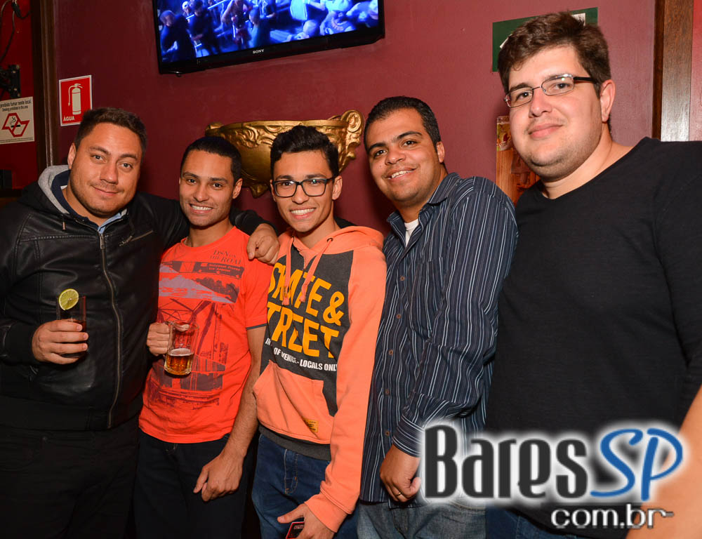 Sal Vincent e banda Piper comandaram a noite com pop rock no Republic Pub Sal Vincent e banda Piper comandaram a noite com pop rock no Republic Pub