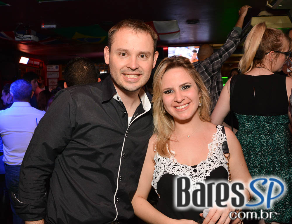 Sal Vincent e banda Piper comandaram a noite com pop rock no Republic Pub Sal Vincent e banda Piper comandaram a noite com pop rock no Republic Pub