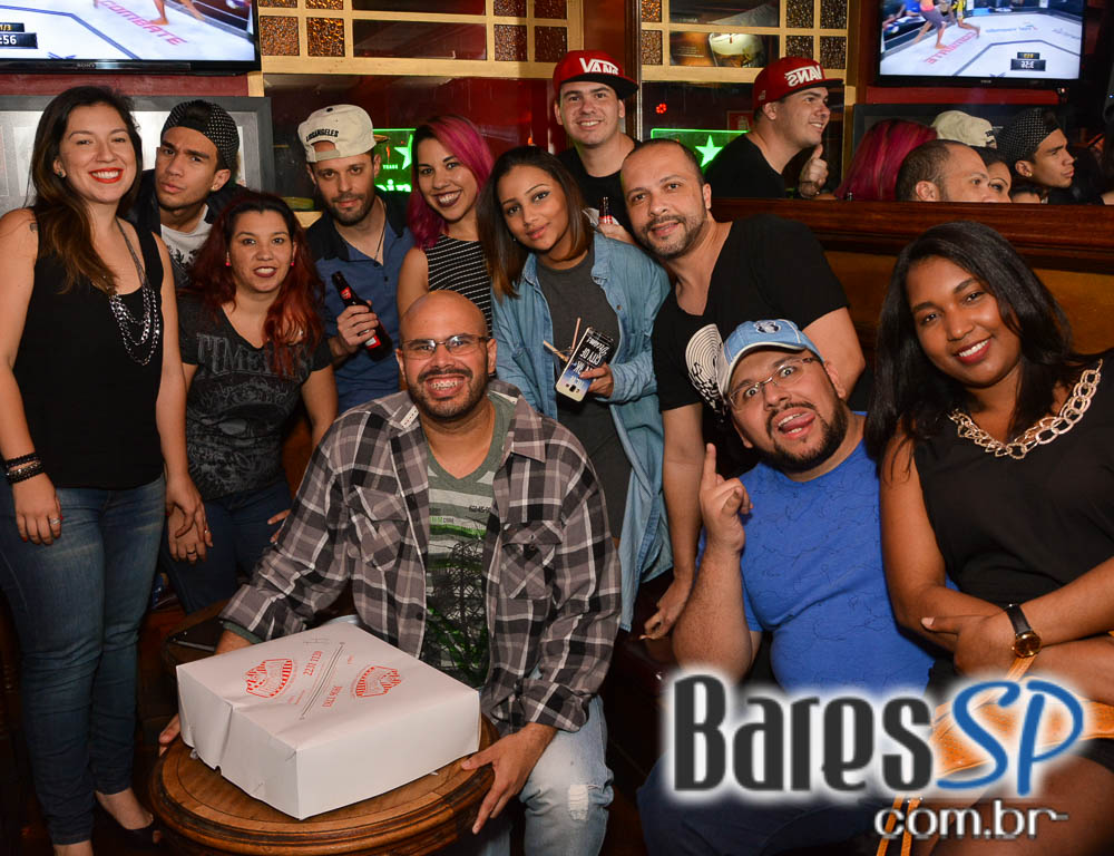 Sal Vincent e banda Piper comandaram a noite com pop rock no Republic Pub Sal Vincent e banda Piper comandaram a noite com pop rock no Republic Pub