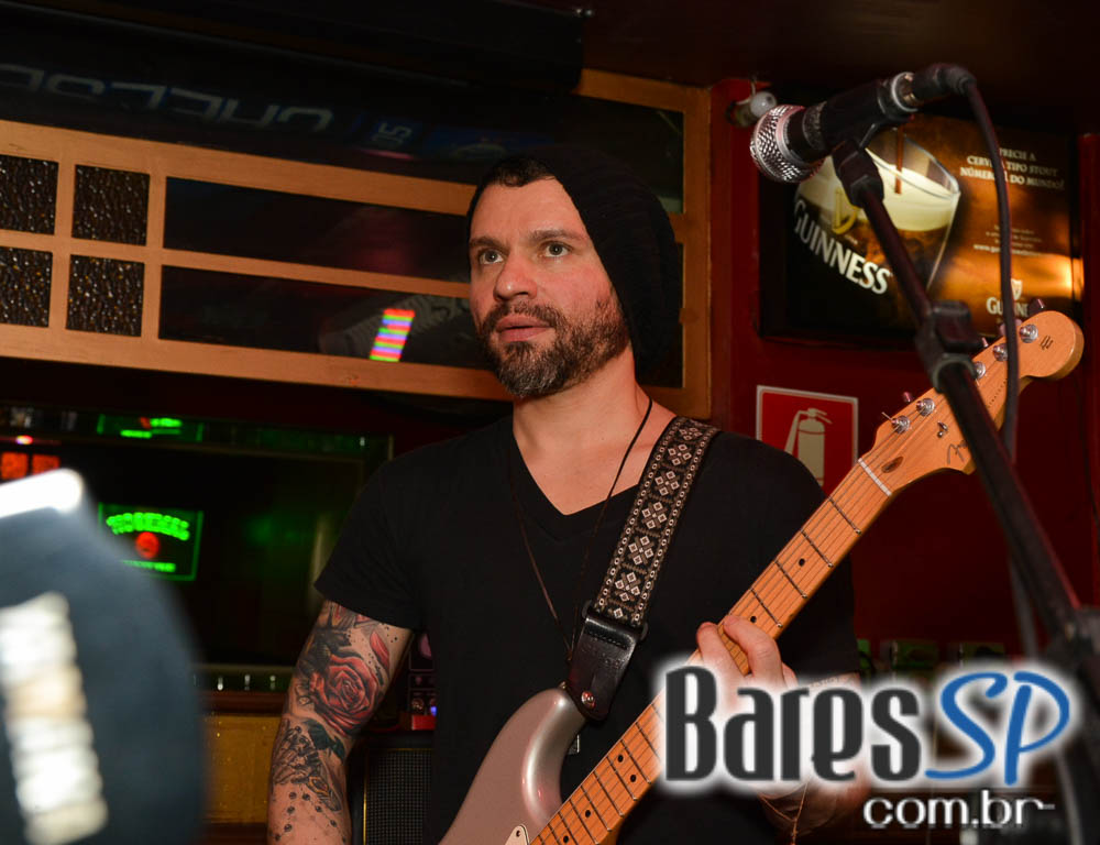 Sal Vincent e banda Piper comandaram a noite com pop rock no Republic Pub Sal Vincent e banda Piper comandaram a noite com pop rock no Republic Pub