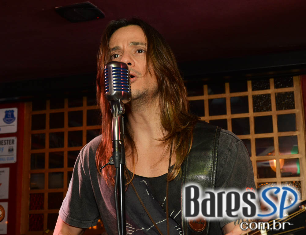 Sal Vincent e banda Piper comandaram a noite com pop rock no Republic Pub Sal Vincent e banda Piper comandaram a noite com pop rock no Republic Pub