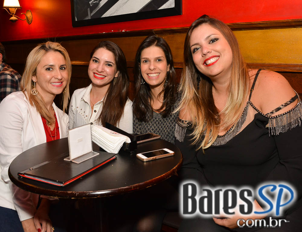 Sal Vincent e banda Piper comandaram a noite com pop rock no Republic Pub Sal Vincent e banda Piper comandaram a noite com pop rock no Republic Pub