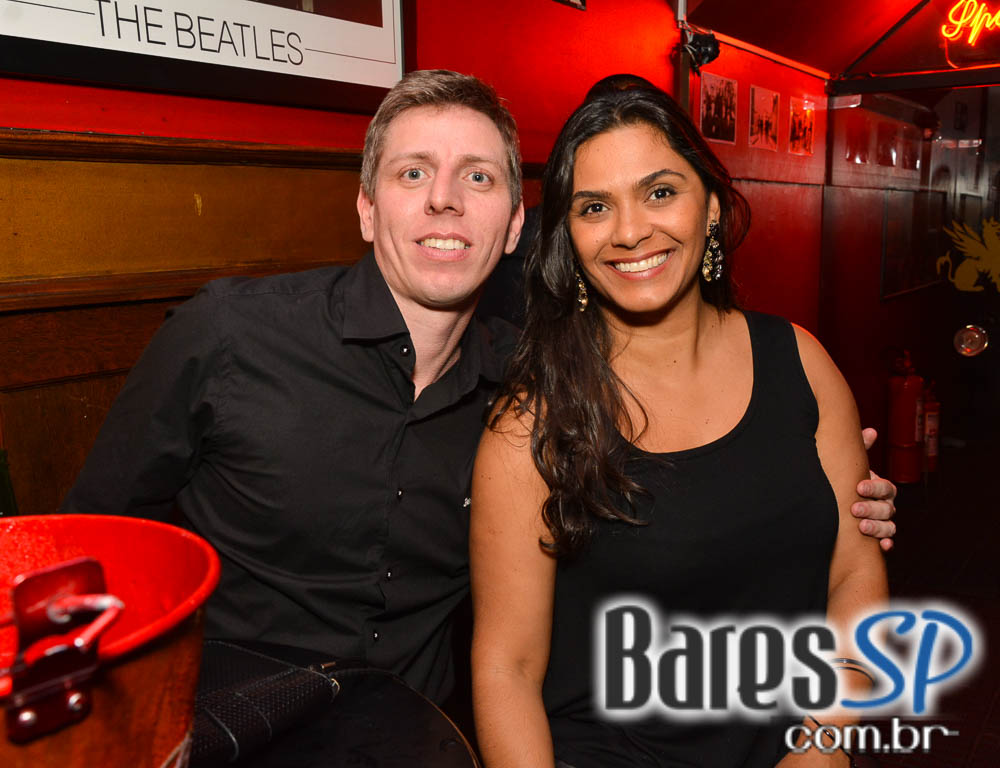 Sal Vincent e banda Piper comandaram a noite com pop rock no Republic Pub Sal Vincent e banda Piper comandaram a noite com pop rock no Republic Pub