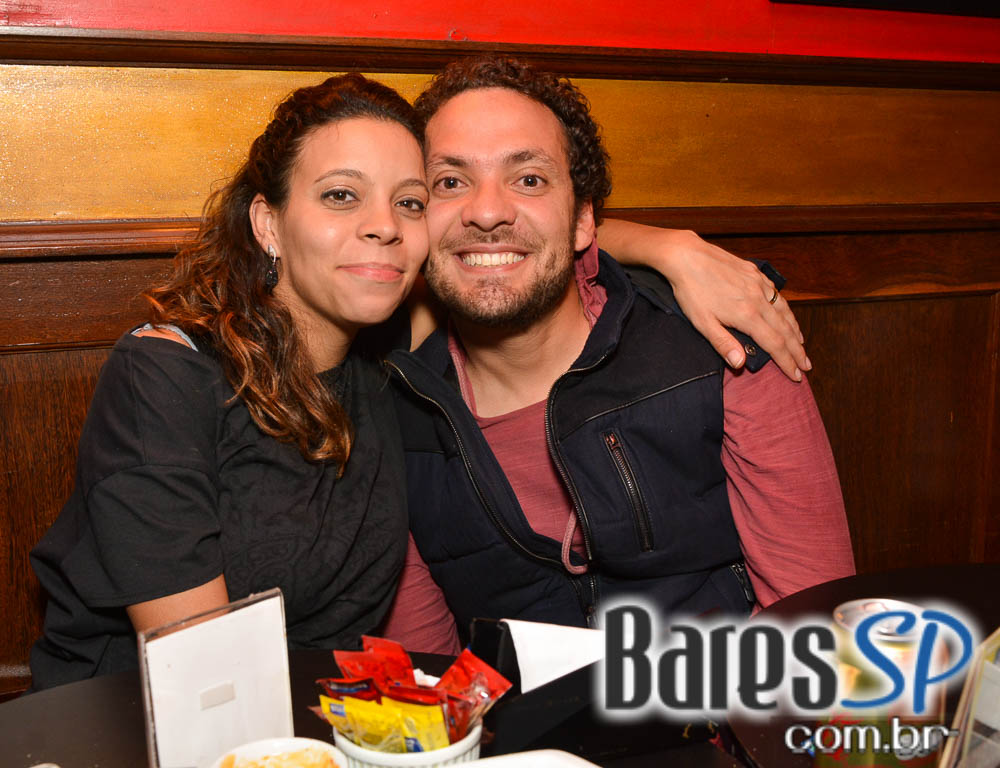 Sal Vincent e banda Piper comandaram a noite com pop rock no Republic Pub Sal Vincent e banda Piper comandaram a noite com pop rock no Republic Pub