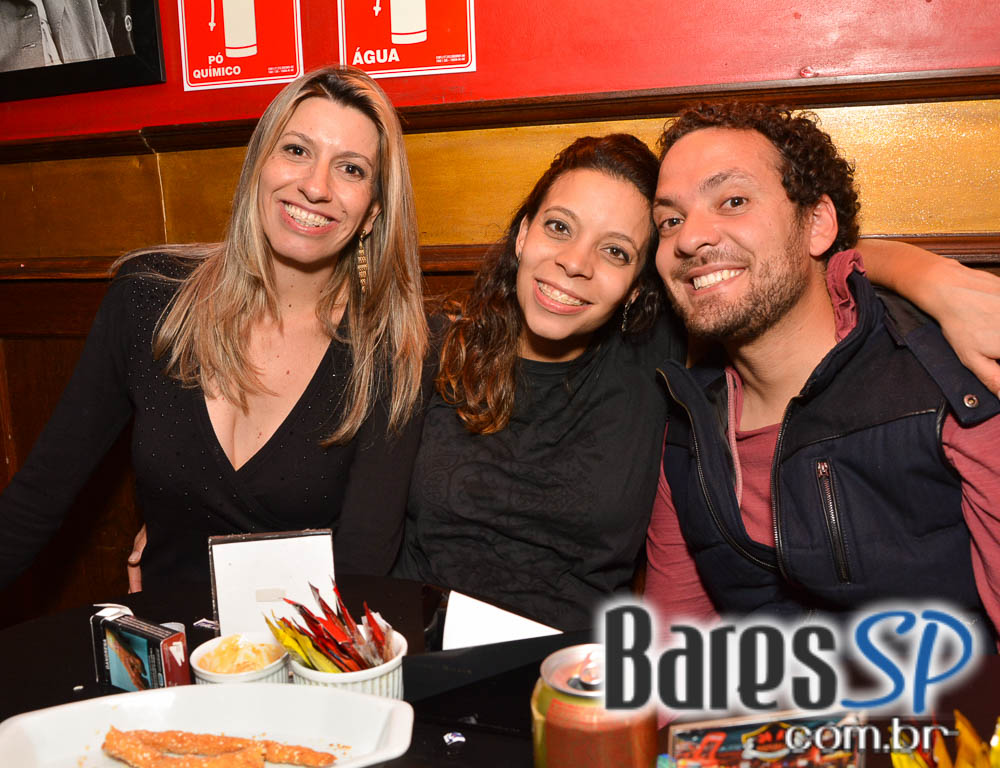 Sal Vincent e banda Piper comandaram a noite com pop rock no Republic Pub Sal Vincent e banda Piper comandaram a noite com pop rock no Republic Pub