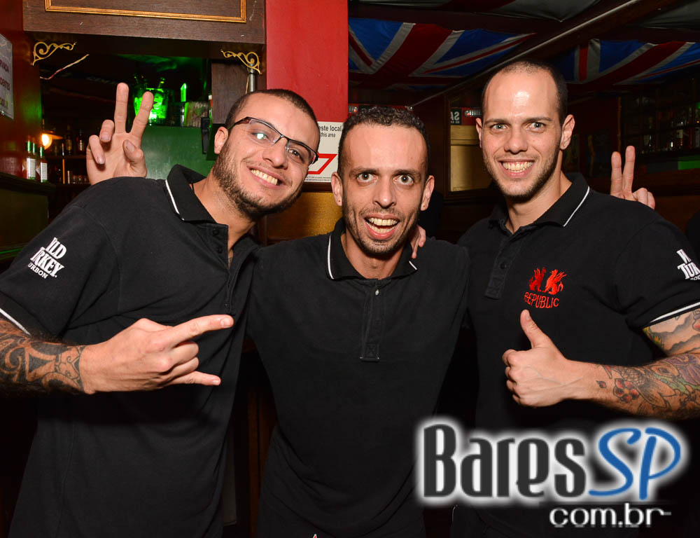 Sal Vincent e banda Piper comandaram a noite com pop rock no Republic Pub Sal Vincent e banda Piper comandaram a noite com pop rock no Republic Pub