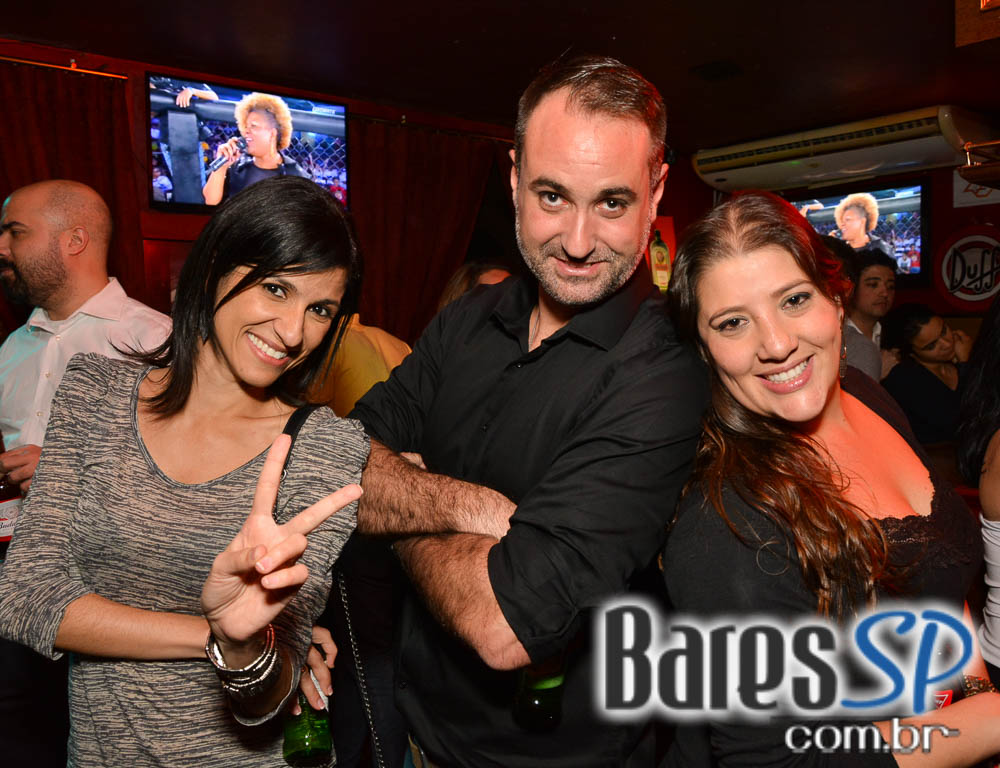 Sal Vincent e banda Piper comandaram a noite com pop rock no Republic Pub Sal Vincent e banda Piper comandaram a noite com pop rock no Republic Pub