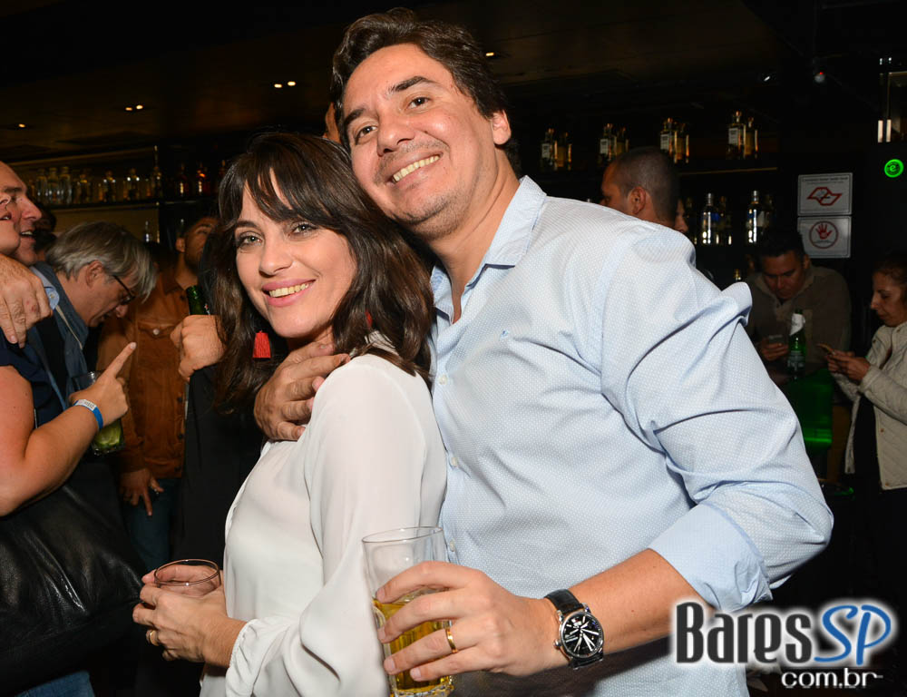 Banda Viva Noite se apresentaram no palco do Dezoito Bar Banda Viva Noite se apresentaram no palco do Dezoito Bar