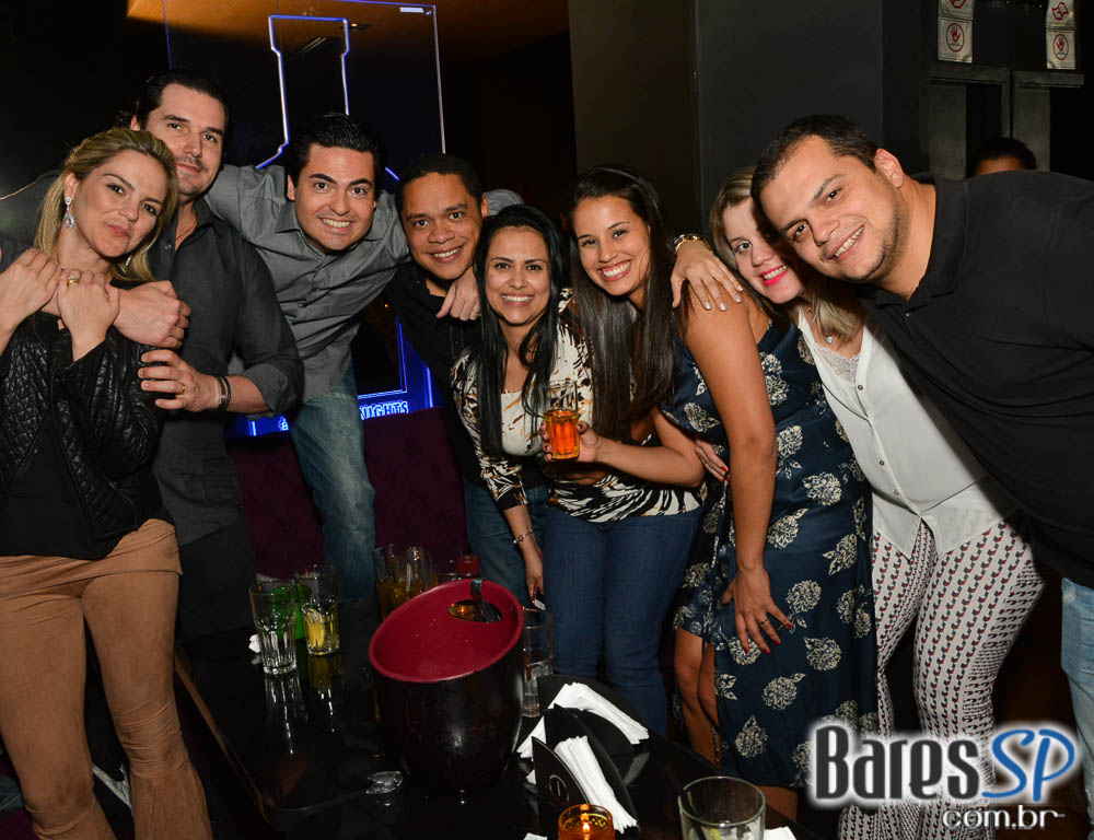 Banda Viva Noite se apresentaram no palco do Dezoito Bar Banda Viva Noite se apresentaram no palco do Dezoito Bar