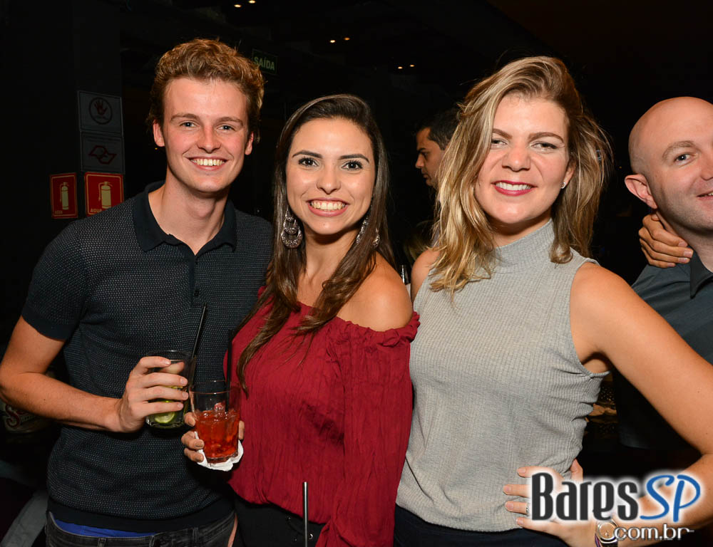 Banda Viva Noite se apresentaram no palco do Dezoito Bar Banda Viva Noite se apresentaram no palco do Dezoito Bar