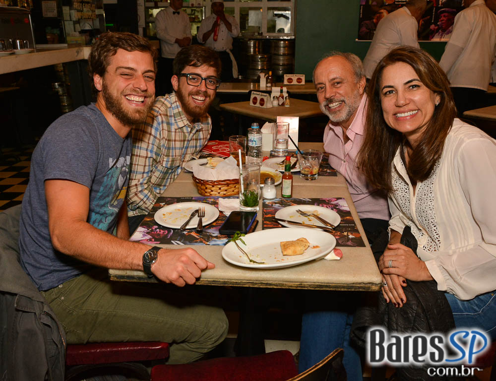 Aniversário de 10 anos do Bar Genial com lançamento de livro e nova receita no cardápio Aniversário de 10 anos do Bar Genial com lançamento de livro e nova receita no cardápio