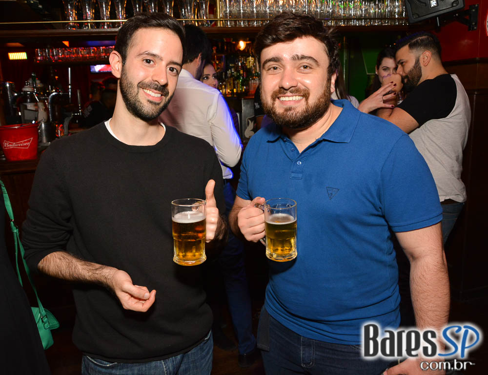 William Kim e banda Insônica comandaram a sexta com pop rock no Republic Pub William Kim e banda Insônica comandaram a sexta com pop rock no Republic Pub